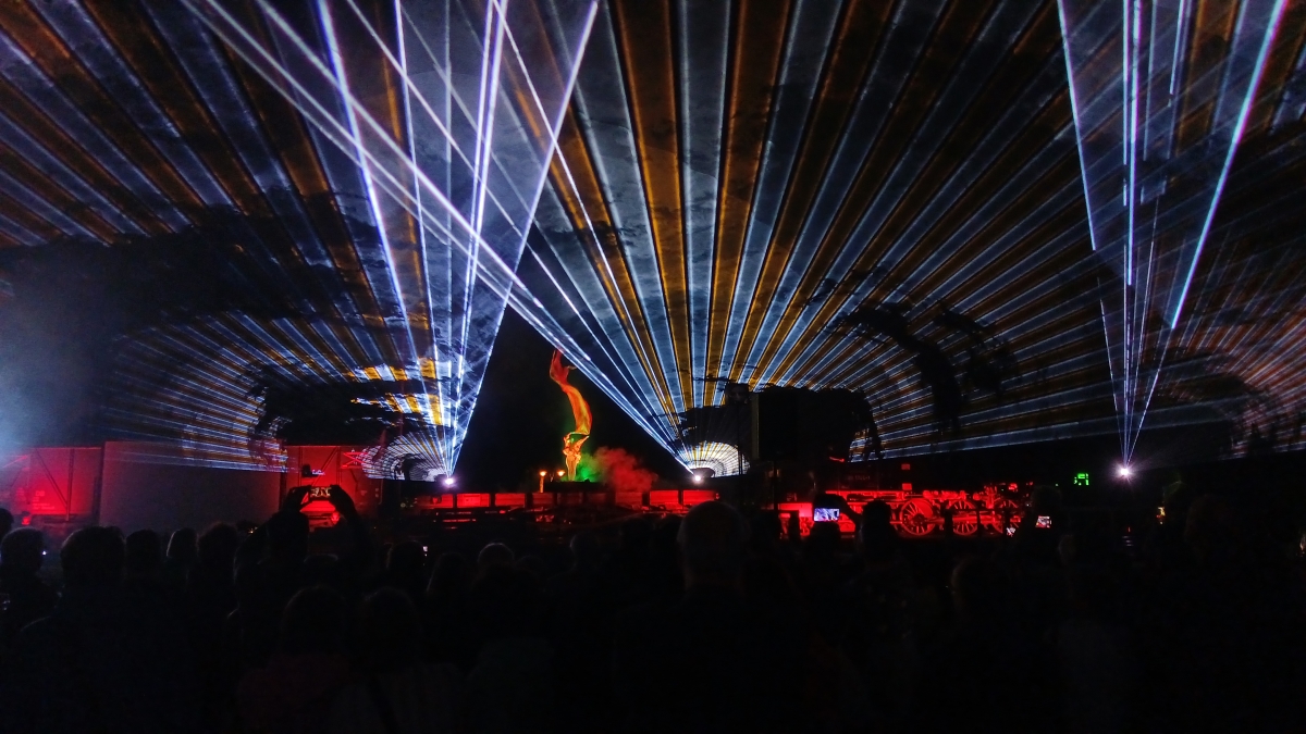 Abb.: Laser erleuchten den Himmel über den Gleisen. (Bild: Wulf Pompetzki)