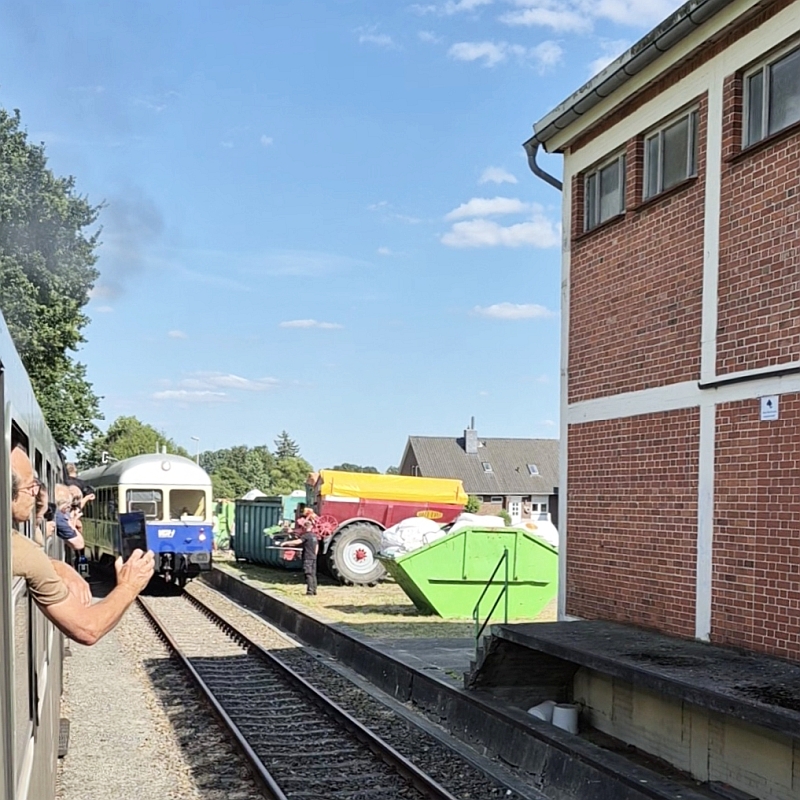 Abb.: Bei dieser Veranstaltung konnte man nach langer Zeit auch mal wieder Zugkreuzungen im Bahnhof Heiligenfelde erleben. Hier fährt T2 auf das Nebengleis am Landhandel ein, um der Br 86 der PRESS die Weiterfahrt nach Bruchhausen-Vilsen zu ermöglichen. (Bild: Christa Gluschak)
