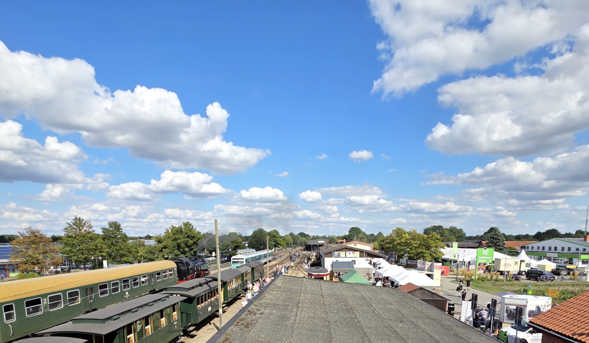 Abb.: Blick vom Bahnhof über das Festgelände. Links der ziemlich zugestellte Bahnhof Bruchhausen-Vilsen. Rechts vorne die Stände und Zelte des Versorgungsbereichs, hinten rechts das große Festzelt mit den LGB-Anlagen. (Bild: Eckhard Thurau)