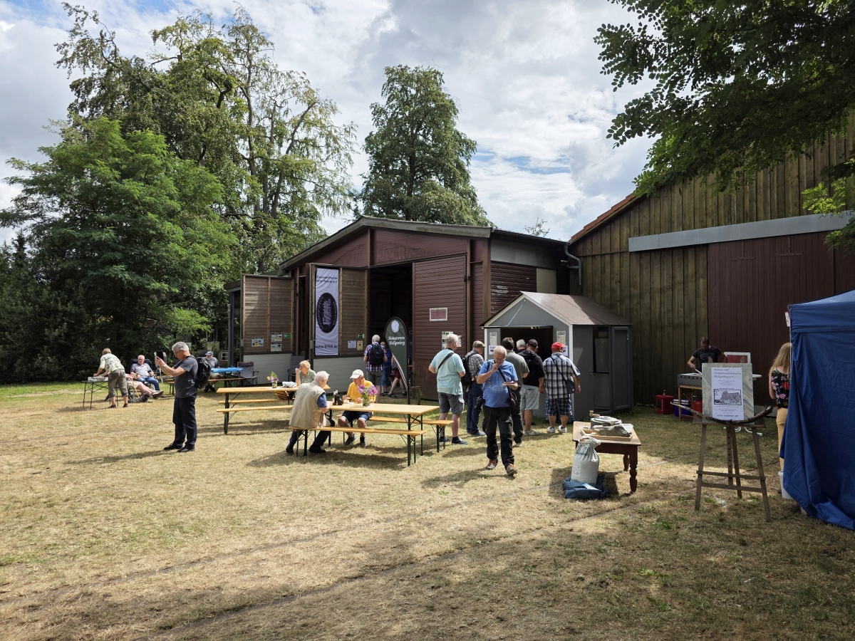 Abb.: Auch in Heiligenberg gab es für die Besucher Versorgungsstände. In der Halle stellten die Eisenbahnfreunde Kölln-Reisiek e.V. ihre große Spur Null-Anlage aus. (Bild: Eckhard Thurau)