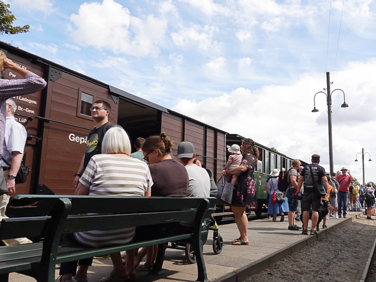 Abb.: So voll ist es auch auf manchem Bahnsteig des ÖPNV, aber meist weil gerade KEIN Zug fährt. Hier kommt es zu Gedrängel, weil die Züge Schlag auf Schlag fahren. (Bild: Hans-L. Overdick)