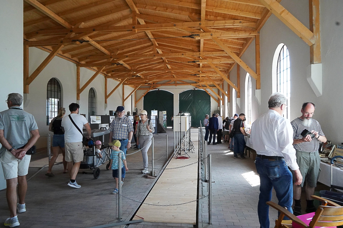 Abb.: Im rekonstruierten Lokschuppen konnte man sich vom Stand der Arbeiten überzeugen und eine Ausstellung informierte über die Kleinbahn Hoya-Syke-Asendorf. Die Modellbahn-Anlage "Bf. Bruchhausen-Vilsen 1956" von Rolf Weinert zeigte den früheren Zustand des Bahnhofs und das Antiquariat des DEV-Bücherladens bot manches Schnäppchen an. (Bild: Hans-L. Overdick)