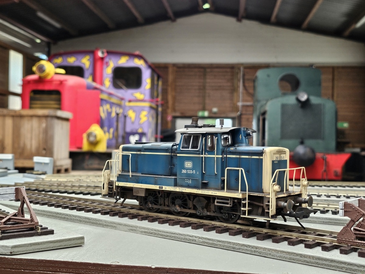 Abb.: In der Halle boten dann die DEV Lokomotiven V 121 und V 5 einen passenden Hintergrund für schöne Spur-0 Modelle, wie diese meisterlich gealterte V 60. (Bild: Regine Meier)