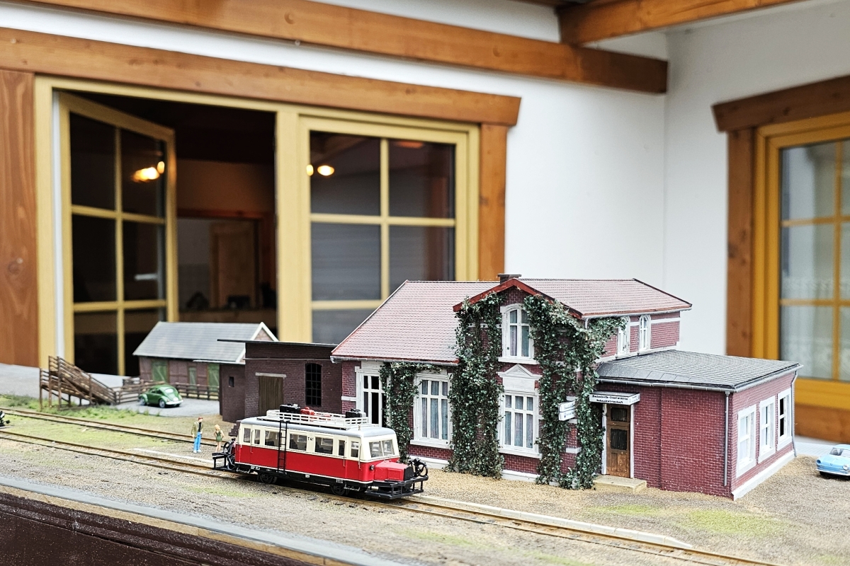 Abb.: Das ausgestellte Modell des früheren Bahnhofsgebäudes in Asendorf zeigt das Ziel der geplanten Rekonstruktion; so soll es zukünftig auch im Original wieder aussehen. (Bild: Regine Meier)