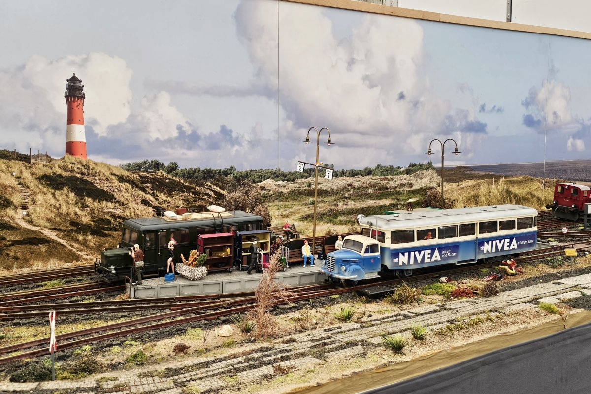 Abb.: In einem extra dafür aufgebauten Festzelt zeigten die "LGB-Freunde Niederrhein e.V." drei große LGB-Ausstellungsanlagen. Der Titel "NordseeLive" ist für diese Modulanlage sehr treffend gewählt. (Bild: Regine Meier)