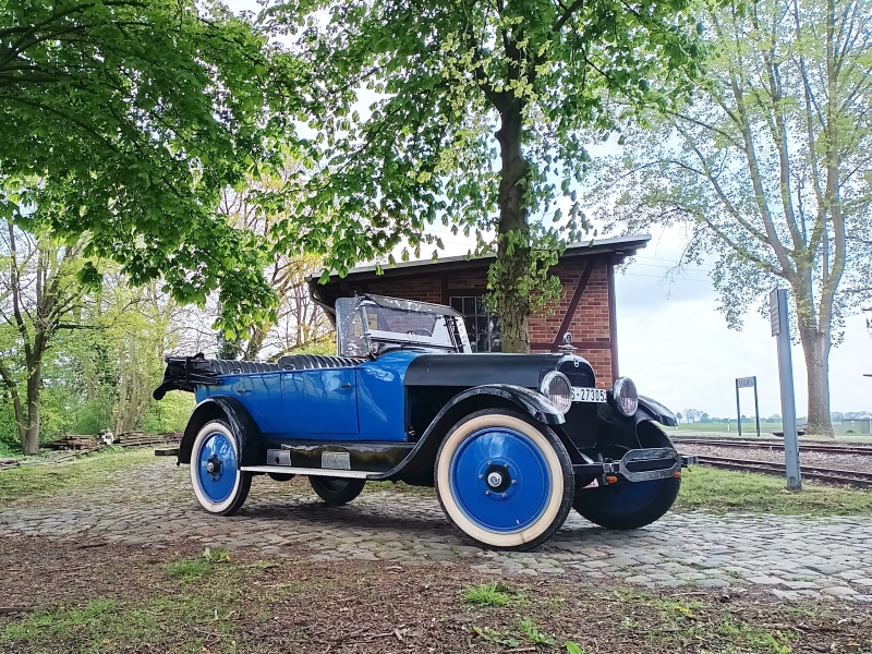 Abb.: Der historische Bahnhof Heiligenberg mit seiner gepflasterten Ladestraße bietet eine stimmungsvolle Bühne für Oldtimer.