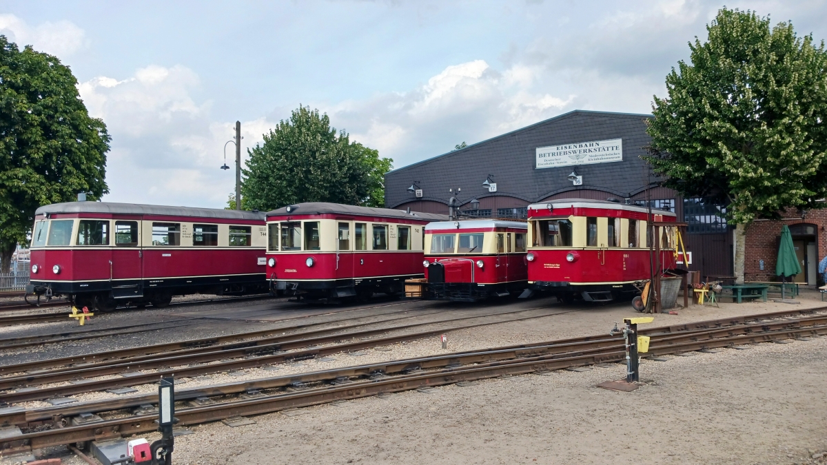 Abb.: Paradeaufstellung der Triebwagen vor der DEV-Werkstatt. Der T1 der HSB ganz rechts fügt sich fast nahtlos in das DEV-Farbschema ein. (Bild: Wulf Pompetzki)