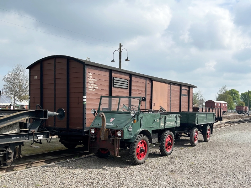 Abb.: Den in der Landwirtschaft beliebten Unimog konnte man auch oft an den Ladestraßen der Kleinbahnen antreffen.
