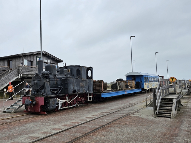 Abb.: Geschafft! Die Lok ist auf eigener Achse zum Hafen gerollt.