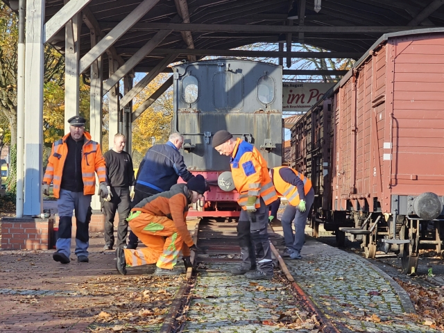 Abb.: Das kennen wir jetzt ja schon; für den Wechsel vom Tieflader auf die DEV-Gleise wird die Lücke mit einem fliegenden Gleis überbrückt.