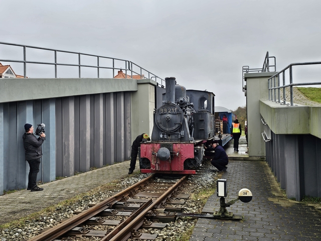 Abb.: Letzte Kontrollen vor der Fahrt zum Anleger, dann geht es durch das Deichschart hinaus.