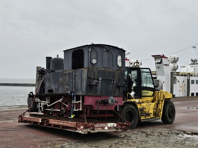 Abb.: Am Hafen enden die Schienen, jetzt geht es auf einem Transportgestell zum Schiff. Die 12t Lok (ohne Rauchrohre etc.) ist für den Schwerlaststapler kein Problem.