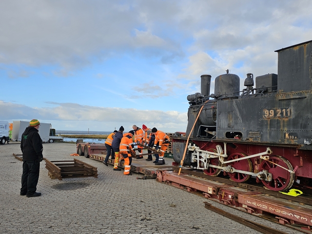 Abb.: Aufbau des fliegenden Gleises auf dem Tieflader.