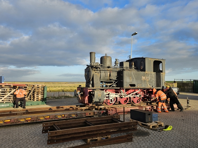 Abb.: Mit Knippstangen und viel ehrenamtlichem Schub wird Klärchen auf den Tieflader gerollt, auch wenn sie sich nach soviel ungewohnter Bewegung immer schwerer damit tut.