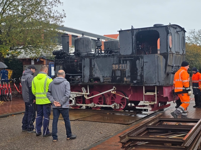 Abb.: Damit die Lok auch um die Ecke kommt, wird das Gleisjoch samt Lok auf gut geschmierten Stahlplatten gedreht.