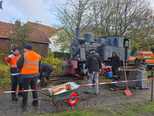 Abb.: Erste Vorbereitungen für den Weg herunter vom Denkmalsockel, ein Gleisjoch liegt schon.