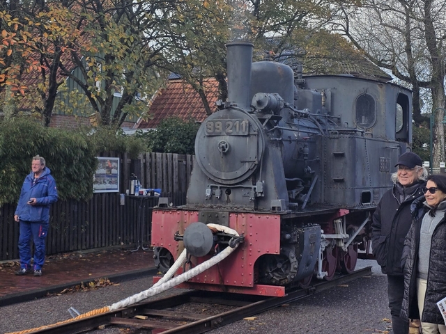 Abb.: Dann geht es mit Muskelkraft über die Inselstraßen.
