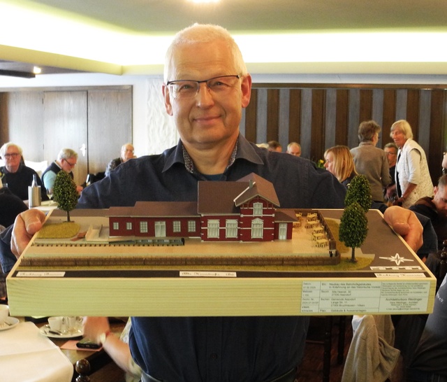 Abb.: Gerd Brüning präsentiert das Modell des geplanten Bahnhofsgebäudes in Asendorf
