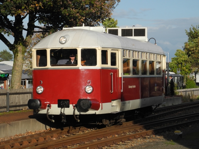Abb.: Der ehemalige T2 der Schleswiger Kreisbahn fährt am Ende der Foto-Sonderfahrt am Samstag wieder in Bruchhausen-Vilsen ein.