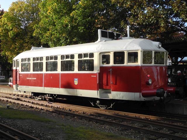 Abb.: Die Antriebseite mit dem dominanten Dachkühler des ehemalige T2 der Schleswiger Kreisbahn.