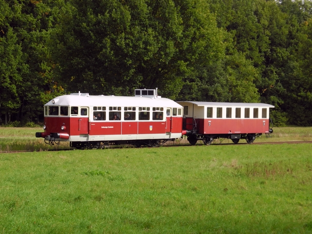 Abb.: Hier kommt uns der ehemalige T2 der Schleswiger Kreisbahn bei Gehlbergen mit Beiwagen entgegen.