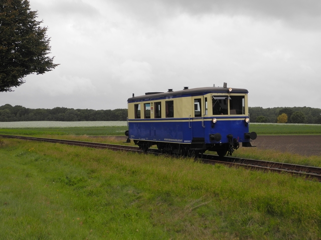 Abb.: Der ehemalige T1 der Hoyaer Eisenbahn-Gesellschaft erreicht aus Syke kommend den Ortsrand von Bruchhausen-Vilsen.