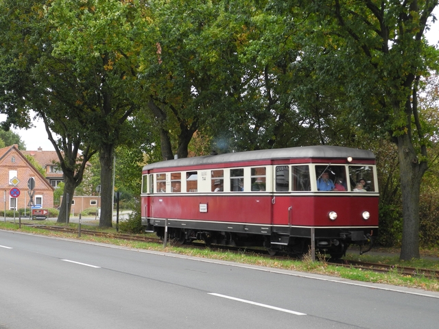 Abb.: Auf der Schmalspurstrecke nach Asendorf verkehrte neben dem Dampfzug der T44 (Talbot) des DEV. Dank Bauarbeiten konnte man endlich einmal entspannt über die B6 hinweg fotografieren.