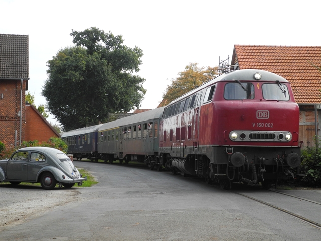 Abb.: Die V160 002 mit dem Sonderzug bei der Abreise in der Ortsdurchfahrt Uenzen.