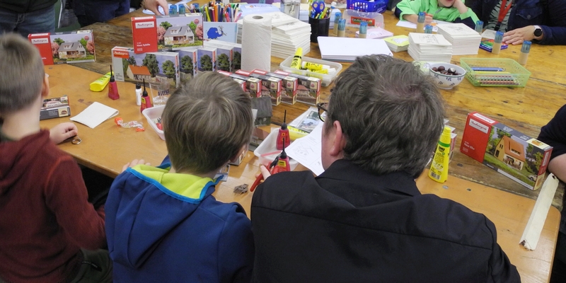 Abb.: Volle Konzentration am Basteltisch ...