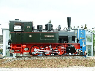 Abb.: Lokomotive BRUCHHAUSEN zog 1966 den Eröffnungszug, heute wacht sie von ihrem Denkmalsockel über den Betrieb