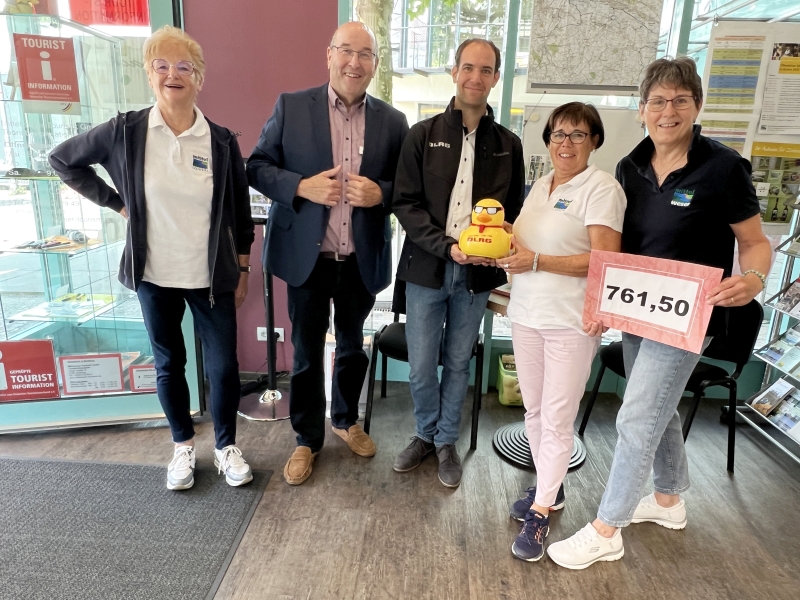 Abb.: Spendenübergabe - Bürgermeister Rainer Ditzfeld, Malte Arndt DLRG Achim, sowie die Mitarbeiterinnen der Tourist-Information Achim Marianne Budelmann, Petra Niethammer und Angela Osmers; Bild: Stadt Achim