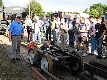 Pic.: Shifting standard gauge cars onto narrow gauge boogies