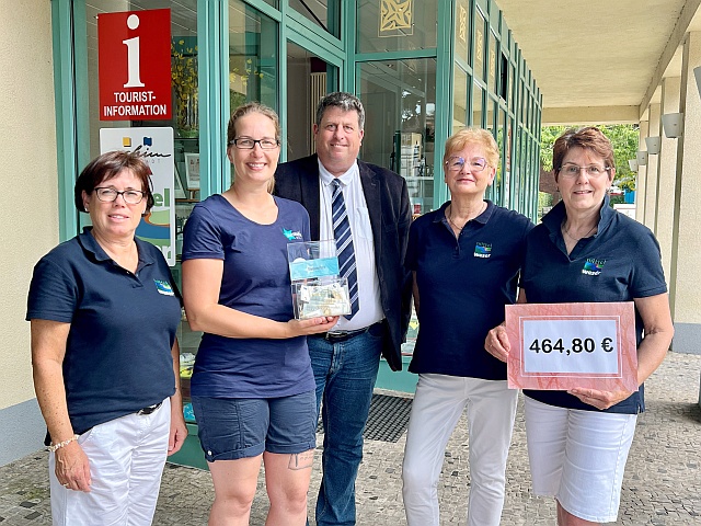 Spendenübergabe: v.l. Petra Niethammer (Tourist-Information Achim),  Stefanie Gebers, 1. Vorsitzende des Vereins 'Sterneneltern', Achims Erster Stadtrat Daniel Moos, sowie Marianne Budelmann und Angela Osmers (beide Tourist-Information Achim); Bild: Mittelweser-Touristik GmbH.