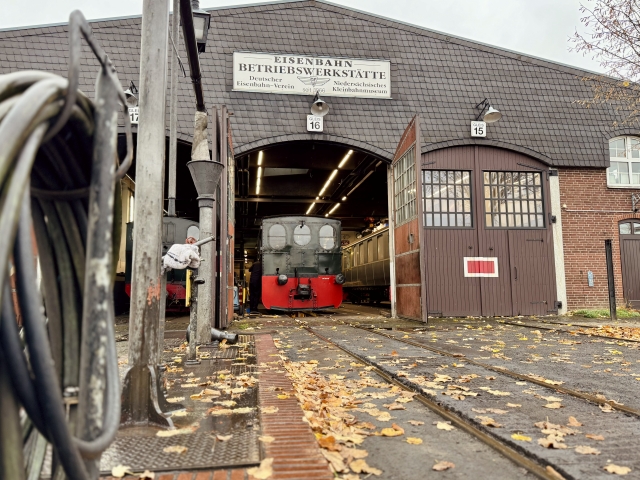 Abb.: Das Herbstlaub strahlt Ruhe aus, hinter den Toren der DEV-Werkstatt tut sich aber trotzdem so einiges.