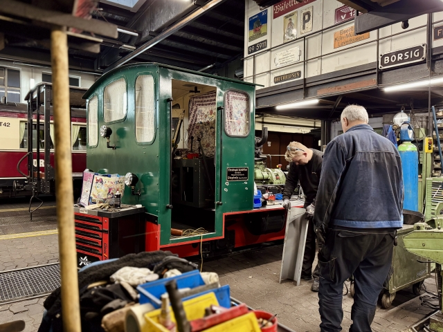 Abb.: Die Vorbereitungen zur Wiederinbetriebnahme von Diesellokomotive Lok V 2 sind weit fortgeschritten. Die Tücher im Führerstand machen durchaus Sinn, ...