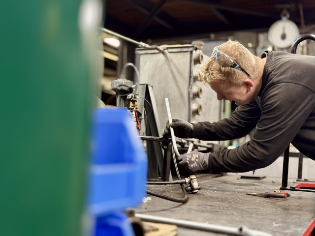 Abb.: Auch im Motorvorbau passt Lars Böcker die Druckluftleitungen an.