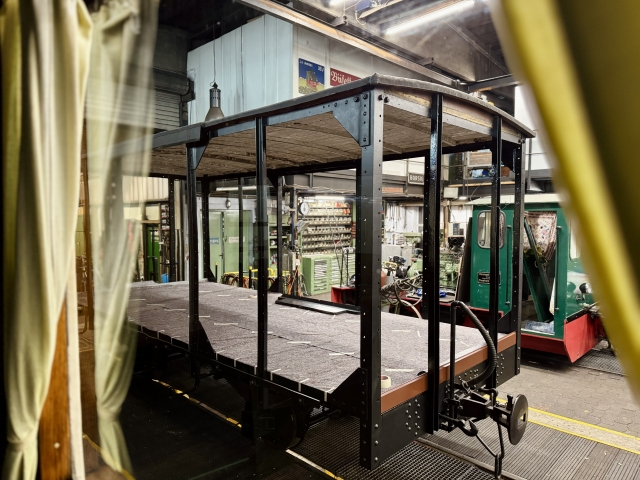 Abb.: Wagen 144 wartet auf seine Verbretterung. Der frisch eingebaute Fußboden ist bereits abgeklebt, damit es beim Streichen der Innendecke keine Kleckse gibt.