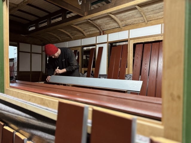 Abb.: Derweil streicht Jens Böcker die Hölzer für die Wände des Wagens 144.