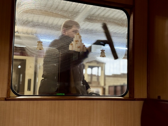 Abb.: Damit die Fahrgäste später die Winterlandschaft genießen können, darf es ruhig auch mal richtig schäumen.