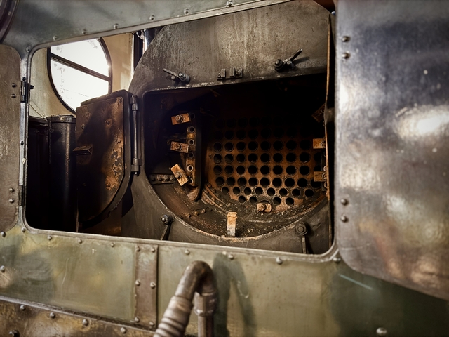 Abb.: Erst dahinter kann die Rauchkammer geöffnet werden. Der Überhitzer ist bereits demontiert, der Blick fällt auf das Ende der Rauchrohre und die linke Befestigung sowie Anschlüsse des Überhitzers.