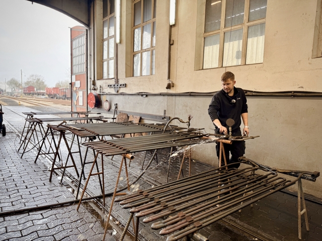 Abb.: Leon hat sich der Überhitzerelemente angenommen und sie erst einmal mit Wasser abgedrückt. Bei fünf Bar Wasserdruck lässt sich gut erkennen, an welchen Stellen Undichtigkeiten in den Rohren auftreten.