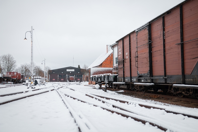 Abb.: ... und auch das Gleisfeld vor der Werkstatt trägt noch eine unversehrte Schneedecke