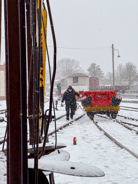 Abb.: In der Werkstatt stehen der Rahmen von Lok FRANZBURG und Wagen 7 im Weg und müssen mal kurz an die frische Luft.