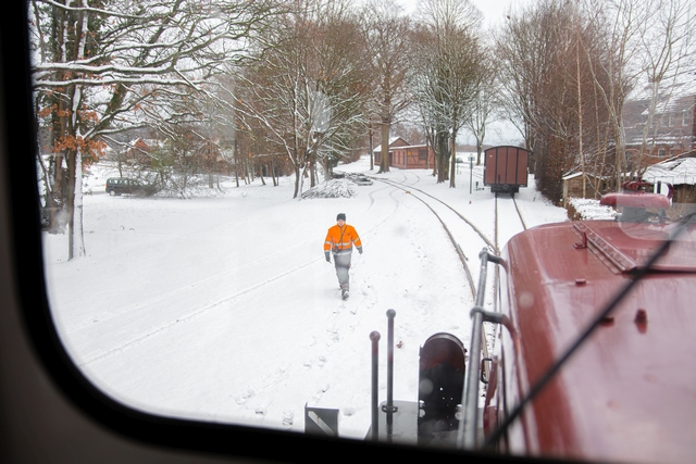 Abb.: ... Rangierleiter Eike durch den Schnee stapfen muss.