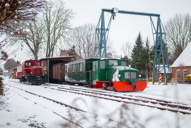 Abb.: Auch in Asendorf wird der Inhalt des Lokschuppens getauscht. Der neue Rangierer vorne auf Lok V2 wird den DEV leider nur bis zum einsetzenden Tauwetter unterstützen.