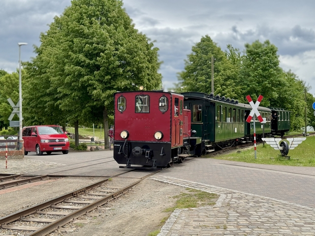 Abb.: Auch so geht Kleinbahn - Lok V4 "Emden" kehrt mit ihrem Zug von Asendorf zurück. (Klicken vergrößert)