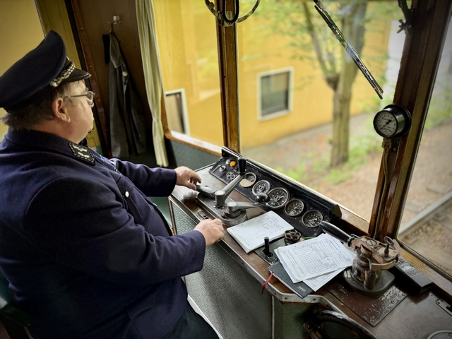 Abb.: Volle Konzentration bei Holger, denn der T42 von 1939 will liebevoll behandelt werden. (Klicken vergrößert)