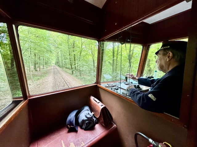 Abb.: Dagegen kann Elmar den frischen Wald im Vilser Holz genießen; mit dem T44 von 1950 bedient er ja fast einen "Neuwagen". (Klicken vergrößert)