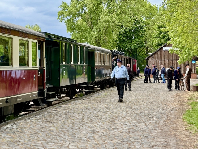 Abb.: Und natürlich vertragen sich auch Triebwagen und Dieselloks, hier hat sich T42 einfach mal bei V4 angehängt. Auch die Kleinbahnen haben früher auf diese Weise gerne mal Leerfahrten vermieden. (Klicken vergrößert)