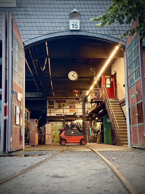 Abb.: Auf Gleis 15 hat der Stapler eine Gitterbox neben der Bühne zum Aufenthaltsraum für die Museums-Eisenbahner platziert. Aber warum - benötigen wir den Kaffee jetzt schon in solchen Mengen?